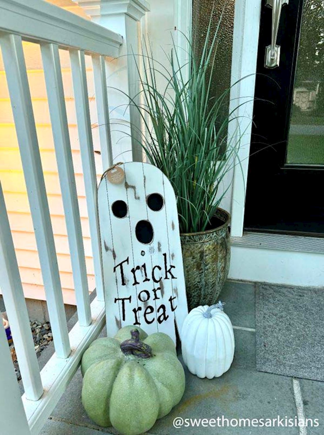 Ghost Light-Up Door Hanger